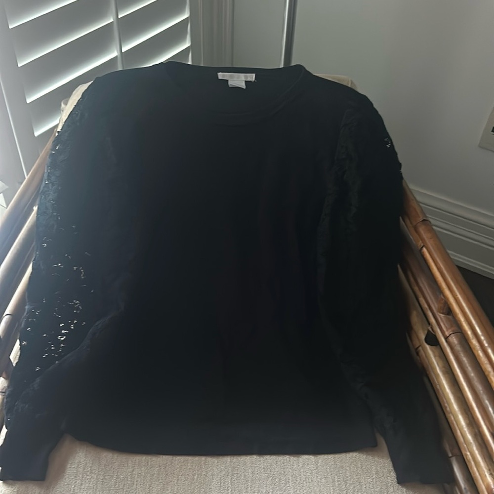 Long sleeve with lace-like sleeves.
